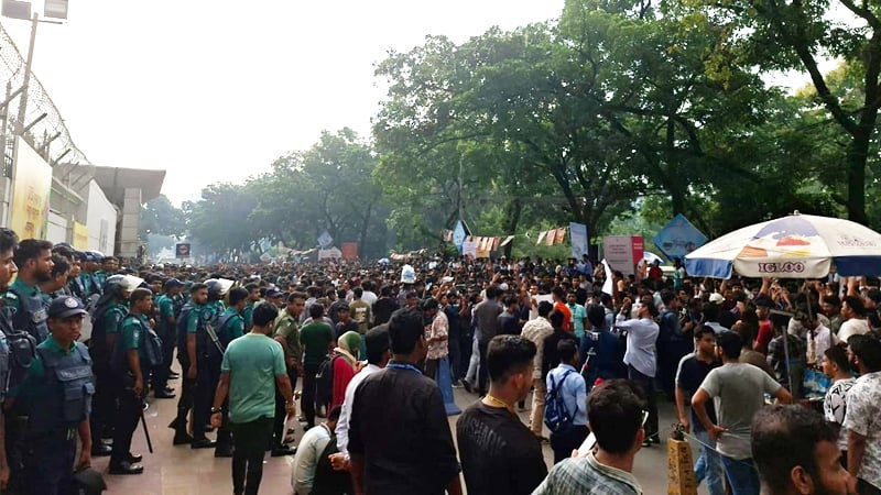 উত্তরার দিয়াবাড়ি গোলচত্বরে দফায় দফায় বিক্ষোভ, ঘিরে রেখেছে পুলিশ